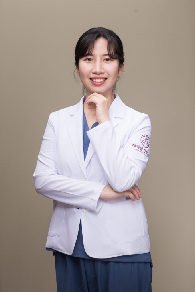 수원 맞춤한약 보약을 직접 원내 탕전 해서 드리는 해와달한의원 김문정 원장입니다.